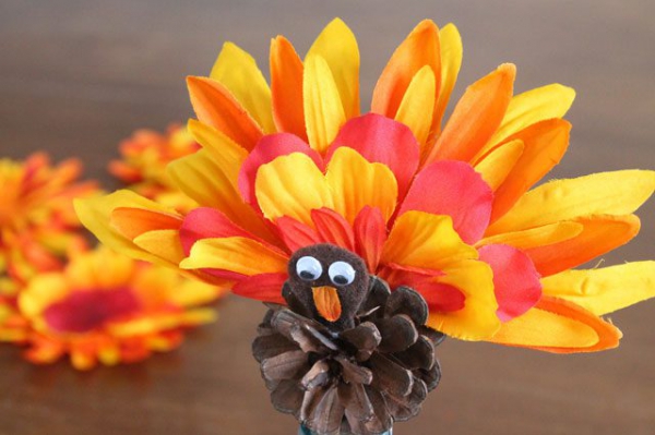 
How to Make a Pinecone Turkey Craft	