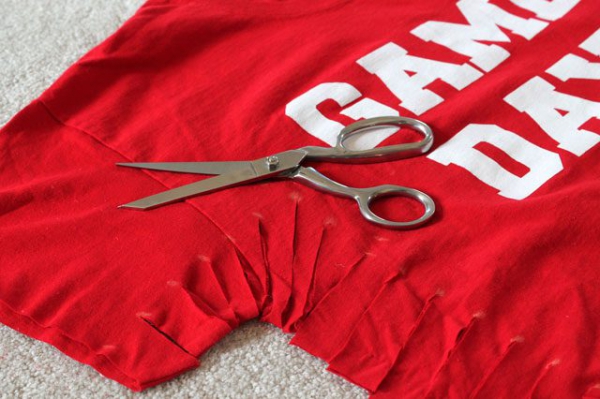 
How to Cut & Tie the Sides of a T-Shirt for Kids	